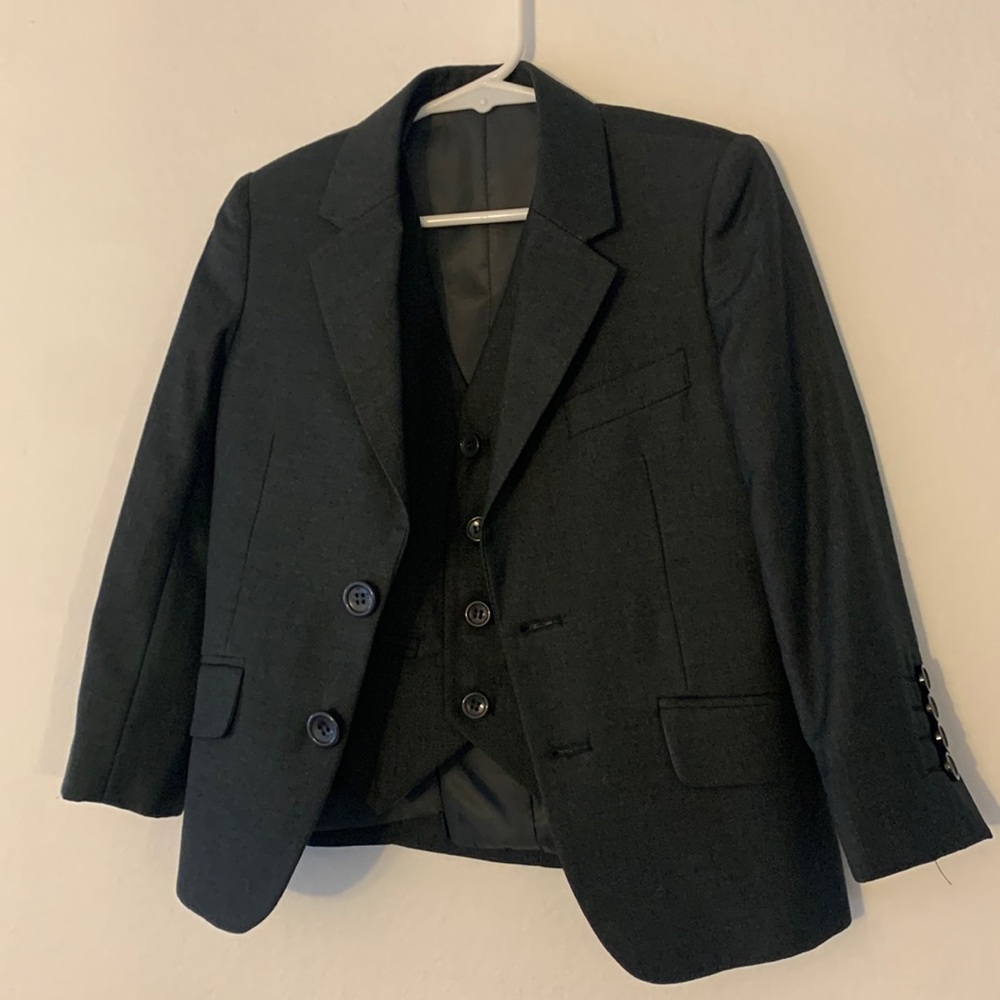 Boys blazer suits size 4 wear only one time Dark gray include 2 ties and a belt